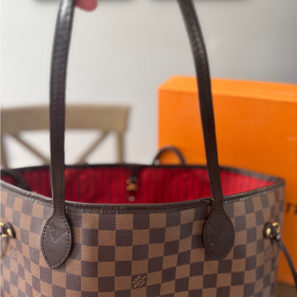 Louis Vuitton Red Striped Interior - Picture 6 of 7